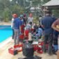 Korban saat hendak dievakuasi usai ditemukan dalam kondisi tak bernyawa di kolam renang Kuala Kencana. (Foto: Polsek Kuala Kencana)