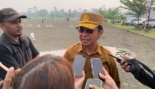 Kepala BPKAD Kabupaten Mimika, Marthen Tappi Malissa, saat ditemui usai mengikuti apel gabungan OPD di lapangan kantor Pusat Pemerintahan, Senin (19/10/2026). (Foto: Galeri Papua/Ahmad)