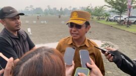 Kepala BPKAD Kabupaten Mimika, Marthen Tappi Malissa, saat ditemui usai mengikuti apel gabungan OPD di lapangan kantor Pusat Pemerintahan, Senin (19/10/2026). (Foto: Galeri Papua/Ahmad)