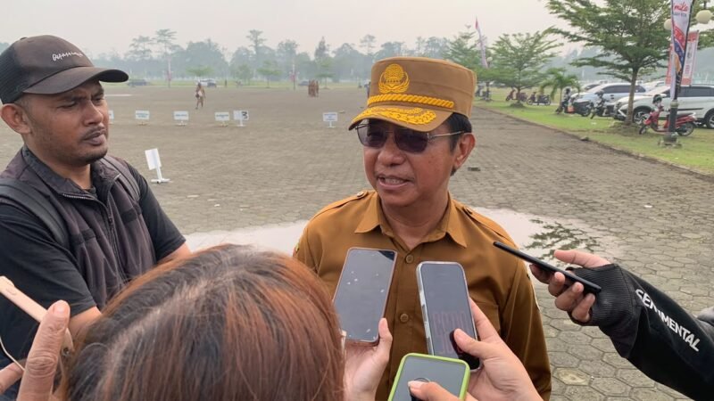 Kepala BPKAD Kabupaten Mimika, Marthen Tappi Malissa, saat ditemui usai mengikuti apel gabungan OPD di lapangan kantor Pusat Pemerintahan, Senin (19/10/2026). (Foto: Galeri Papua/Ahmad)