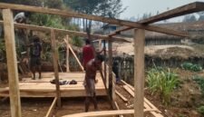 Bantuan pembuatan kandang kepada Abelom Kogoya, selaku Kepala Suku Besar Dani Kabupaten Puncak, di Kampung Yenggernok, Distrik Gome, Kabupaten Puncak, Provinsi Papua Tengah. (Foto: Istimewa)