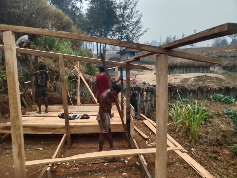 Bantuan pembuatan kandang kepada Abelom Kogoya, selaku Kepala Suku Besar Dani Kabupaten Puncak, di Kampung Yenggernok, Distrik Gome, Kabupaten Puncak, Provinsi Papua Tengah. (Foto: Istimewa)