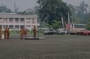 Wakil Bupati Emanuel Kemong saat memimpin apel gabungan OPD, di lapangan Kantor Pusat Pemerintahan Kabupaten Mimika, Senin (19/10/2026). (Foto: Ahmad)