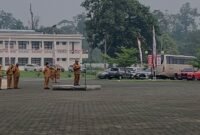 Wakil Bupati Emanuel Kemong saat memimpin apel gabungan OPD, di lapangan Kantor Pusat Pemerintahan Kabupaten Mimika, Senin (19/10/2026). (Foto: Ahmad)