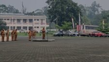 Wakil Bupati Emanuel Kemong saat memimpin apel gabungan OPD, di lapangan Kantor Pusat Pemerintahan Kabupaten Mimika, Senin (19/10/2026). (Foto: Ahmad)