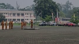 Wakil Bupati Emanuel Kemong saat memimpin apel gabungan OPD, di lapangan Kantor Pusat Pemerintahan Kabupaten Mimika, Senin (19/10/2026). (Foto: Ahmad)