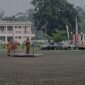 Wakil Bupati Emanuel Kemong saat memimpin apel gabungan OPD, di lapangan Kantor Pusat Pemerintahan Kabupaten Mimika, Senin (19/10/2026). (Foto: Ahmad)