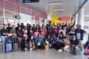 Personel dari dua grup band Reggae asal Timika didampingi jajaran Dinas Pariwisata, Kebudayaan dan Ekonomi Kreatif, serta Forum Musisi Mimika (Fomika) saat tiba di bagian kedatangan Bandara Mozes Kilangin Timika, Senin (19/10/2026), (Foto: Ahmad).