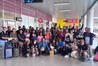 Personel dari dua grup band Reggae asal Timika didampingi jajaran Dinas Pariwisata, Kebudayaan dan Ekonomi Kreatif, serta Forum Musisi Mimika (Fomika) saat tiba di bagian kedatangan Bandara Mozes Kilangin Timika, Senin (19/10/2026), (Foto: Ahmad).