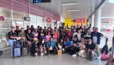 Personel dari dua grup band Reggae asal Timika didampingi jajaran Dinas Pariwisata, Kebudayaan dan Ekonomi Kreatif, serta Forum Musisi Mimika (Fomika) saat tiba di bagian kedatangan Bandara Mozes Kilangin Timika, Senin (19/10/2026), (Foto: Ahmad).