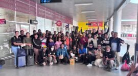 Personel dari dua grup band Reggae asal Timika didampingi jajaran Dinas Pariwisata, Kebudayaan dan Ekonomi Kreatif, serta Forum Musisi Mimika (Fomika) saat tiba di bagian kedatangan Bandara Mozes Kilangin Timika, Senin (19/10/2026), (Foto: Ahmad).