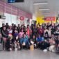 Personel dari dua grup band Reggae asal Timika didampingi jajaran Dinas Pariwisata, Kebudayaan dan Ekonomi Kreatif, serta Forum Musisi Mimika (Fomika) saat tiba di bagian kedatangan Bandara Mozes Kilangin Timika, Senin (19/10/2026), (Foto: Ahmad).
