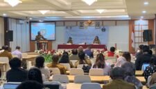 Herry Onawame saat sedang menyampaikan sambutan pada pembukaan kegiatan di Ballroom Hotel Cenderawasih 66, Selasa (20/10/2026). (Foto: Ahmad).
