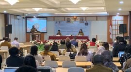 Herry Onawame saat sedang menyampaikan sambutan pada pembukaan kegiatan di Ballroom Hotel Cenderawasih 66, Selasa (20/10/2026). (Foto: Ahmad).