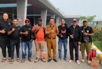 Ketua Fomika, Arnold Beanal bersama sejumlah pengurusnya saat berfoto bersama di Bandara Mozes Kilangin, usai menghadiri Papua Reggae Festival 2026 di Nabire, Papua Tengah. (Foto: Ahmad)