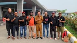 Ketua Fomika, Arnold Beanal bersama sejumlah pengurusnya saat berfoto bersama di Bandara Mozes Kilangin, usai menghadiri Papua Reggae Festival 2026 di Nabire, Papua Tengah. (Foto: Ahmad)