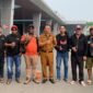 Ketua Fomika, Arnold Beanal bersama sejumlah pengurusnya saat berfoto bersama di Bandara Mozes Kilangin, usai menghadiri Papua Reggae Festival 2026 di Nabire, Papua Tengah. (Foto: Ahmad)