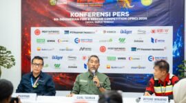 Ketiga narasumber dalam konferensi pers. Dari kiri, Ketua Panitia IFRC 2026, Periadi, Kepala Teknik Tambang PTFI, Carl Tauran, dan Koordinator Juri (Perwakilan Pertapindo), Wiyono Winarno. (Foto: Galeri Papua/Fernando Rio)