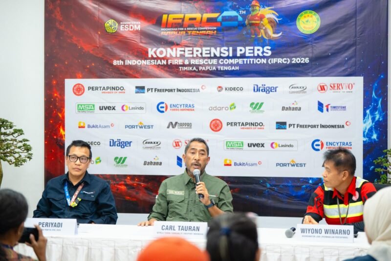 Ketiga narasumber dalam konferensi pers. Dari kiri, Ketua Panitia IFRC 2026, Periadi, Kepala Teknik Tambang PTFI, Carl Tauran, dan Koordinator Juri (Perwakilan Pertapindo), Wiyono Winarno. (Foto: Galeri Papua/Fernando Rio)