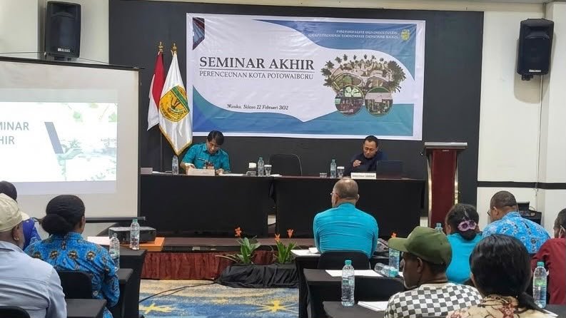 Foto bersama seminar akhir masterplan perkotaan Potowaiburu, Distrik Mimika Barat Jauh di Ballroom Hotel Horison Ultima, Kamis (22/10/2026), (Foto: Ahmad)
