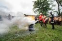 Seorang siswa didampingi seorang Rescuer sedang memperagakan langsung teknik memadamkan api dengan menggunakan APAR, bertempat di lapangan SMA Negeri 1 Mimika, Jumat (23/10/2026). (Foto: Galeri Papua/Fernando Rio)