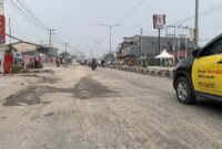Kondisi Jalan Hassanudin yang kini sedang dalam proses pengerjaan dari depan SPBU hingga lampu merah. (Foto: Ahmad)