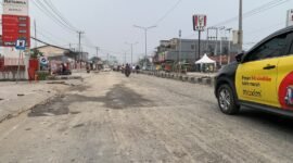 Kondisi Jalan Hassanudin yang kini sedang dalam proses pengerjaan dari depan SPBU hingga lampu merah. (Foto: Ahmad)