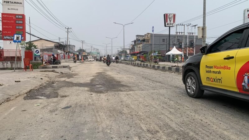 Kondisi Jalan Hassanudin yang kini sedang dalam proses pengerjaan dari depan SPBU hingga lampu merah. (Foto: Ahmad)