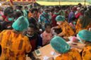 Pelaskanaan Baksos Pekan Bakti Noken Medis di halaman Puskesmas Mapurujaya, sejumlah masyarakat tampak sedang menjalani pemeriksaan malaria, Sabtu (24/10/2026). (Foto: Ahmad)