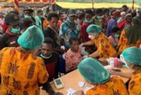 Pelaskanaan Baksos Pekan Bakti Noken Medis di halaman Puskesmas Mapurujaya, sejumlah masyarakat tampak sedang menjalani pemeriksaan malaria, Sabtu (24/10/2026). (Foto: Ahmad)