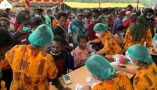 Pelaskanaan Baksos Pekan Bakti Noken Medis di halaman Puskesmas Mapurujaya, sejumlah masyarakat tampak sedang menjalani pemeriksaan malaria, Sabtu (24/10/2026). (Foto: Ahmad)