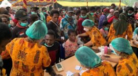 Pelaskanaan Baksos Pekan Bakti Noken Medis di halaman Puskesmas Mapurujaya, sejumlah masyarakat tampak sedang menjalani pemeriksaan malaria, Sabtu (24/10/2026). (Foto: Ahmad)