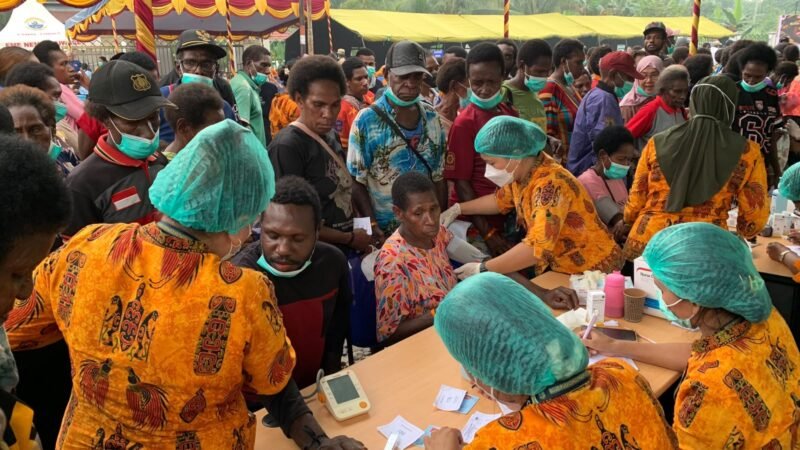 Pelaskanaan Baksos Pekan Bakti Noken Medis di halaman Puskesmas Mapurujaya, sejumlah masyarakat tampak sedang menjalani pemeriksaan malaria, Sabtu (24/10/2026). (Foto: Ahmad)