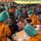 Pelaskanaan Baksos Pekan Bakti Noken Medis di halaman Puskesmas Mapurujaya, sejumlah masyarakat tampak sedang menjalani pemeriksaan malaria, Sabtu (24/10/2026). (Foto: Ahmad)