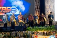 Seremoni pemukulan tifa pembukaan Indonesian Fire and Rescue Competition (IFRC) ke-8 tahun 2026 di Mimika Sport Complex (MSC), Mimika, Papua Tengah, Sabtu (24/10/2026). (Foto: Galeri Papua/Fernando Rio)