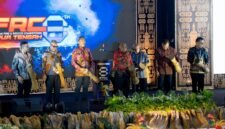 Seremoni pemukulan tifa pembukaan Indonesian Fire and Rescue Competition (IFRC) ke-8 tahun 2026 di Mimika Sport Complex (MSC), Mimika, Papua Tengah, Sabtu (24/10/2026). (Foto: Galeri Papua/Fernando Rio)
