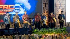 Seremoni pemukulan tifa pembukaan Indonesian Fire and Rescue Competition (IFRC) ke-8 tahun 2026 di Mimika Sport Complex (MSC), Mimika, Papua Tengah, Sabtu (24/10/2026). (Foto: Galeri Papua/Fernando Rio)