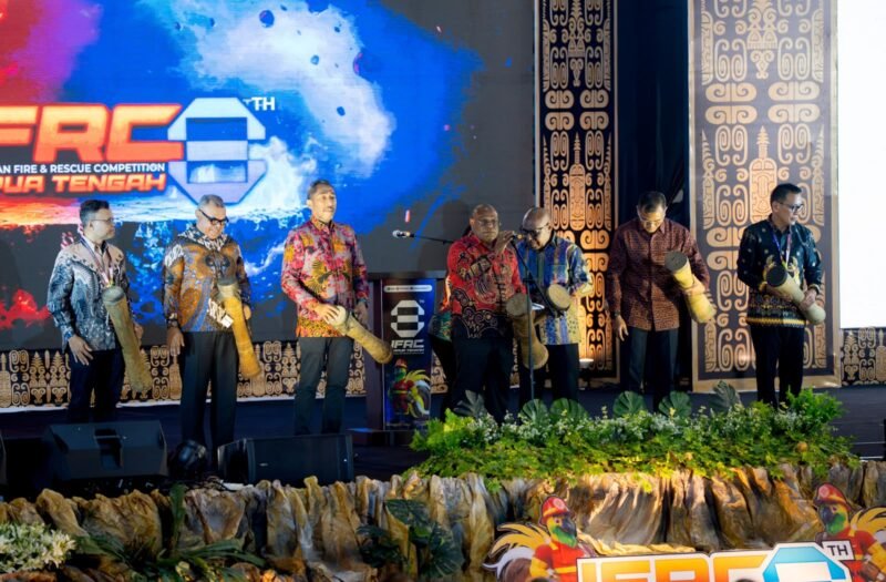 Seremoni pemukulan tifa pembukaan Indonesian Fire and Rescue Competition (IFRC) ke-8 tahun 2026 di Mimika Sport Complex (MSC), Mimika, Papua Tengah, Sabtu (24/10/2026). (Foto: Galeri Papua/Fernando Rio)