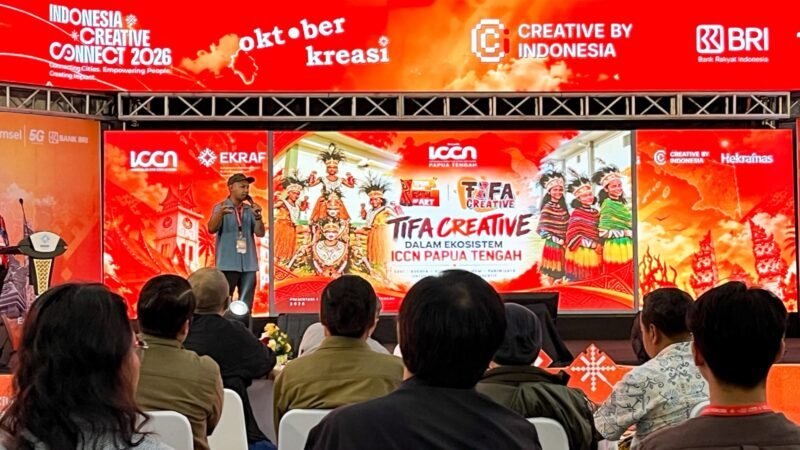 Ketua Korda ICCN Papua Tengah, Paulus Yanyaan, atau yang akrab disapa Alfo Smith, mempresentasikan tentang perjalanan Tifa Creative dan Timika Inside Festival of Art (TIFA) dalam kegiatan Rakornas ICCN 2026 di Jakarta, Sabtu (24/10/2026). (Foto: Galeri Papua/Endy Langobelen)