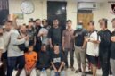 Para pelaku usai ditangkap polisi dan dibawa ke Sentra Pelayanan Polres Mimika pada Minggu dini hari, 25 Oktober 2026. (Foto: Polres Mimika)