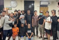 Para pelaku usai ditangkap polisi dan dibawa ke Sentra Pelayanan Polres Mimika pada Minggu dini hari, 25 Oktober 2026. (Foto: Polres Mimika)