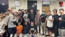 Para pelaku usai ditangkap polisi dan dibawa ke Sentra Pelayanan Polres Mimika pada Minggu dini hari, 25 Oktober 2026. (Foto: Polres Mimika)