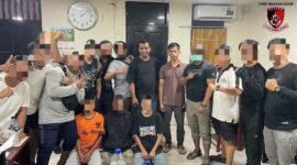 Para pelaku usai ditangkap polisi dan dibawa ke Sentra Pelayanan Polres Mimika pada Minggu dini hari, 25 Oktober 2026. (Foto: Polres Mimika)
