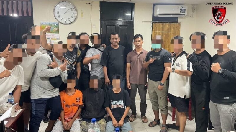 Para pelaku usai ditangkap polisi dan dibawa ke Sentra Pelayanan Polres Mimika pada Minggu dini hari, 25 Oktober 2026. (Foto: Polres Mimika)