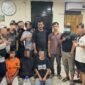Para pelaku usai ditangkap polisi dan dibawa ke Sentra Pelayanan Polres Mimika pada Minggu dini hari, 25 Oktober 2026. (Foto: Polres Mimika)