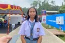 Yunifer Putri Silaka, siswa kelas 10 SMA Negeri 1 Mimika, saat ditemui di lokasi hiburan tepatnya di barisan Stan UMKM dan Sponsor, pada gelaran IFRC 2026. (Foto: Galeri Papua/Ahmad)