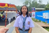 Yunifer Putri Silaka, siswa kelas 10 SMA Negeri 1 Mimika, saat ditemui di lokasi hiburan tepatnya di barisan Stan UMKM dan Sponsor, pada gelaran IFRC 2026. (Foto: Galeri Papua/Ahmad)