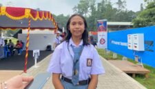 Yunifer Putri Silaka, siswa kelas 10 SMA Negeri 1 Mimika, saat ditemui di lokasi hiburan tepatnya di barisan Stan UMKM dan Sponsor, pada gelaran IFRC 2026. (Foto: Galeri Papua/Ahmad)