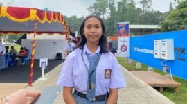 Yunifer Putri Silaka, siswa kelas 10 SMA Negeri 1 Mimika, saat ditemui di lokasi hiburan tepatnya di barisan Stan UMKM dan Sponsor, pada gelaran IFRC 2026. (Foto: Galeri Papua/Ahmad)