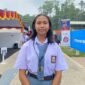 Yunifer Putri Silaka, siswa kelas 10 SMA Negeri 1 Mimika, saat ditemui di lokasi hiburan tepatnya di barisan Stan UMKM dan Sponsor, pada gelaran IFRC 2026. (Foto: Galeri Papua/Ahmad)